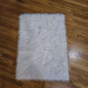 Silhouette Home Accent Faux Fur Sheepskin White Fluffy Rug Size 29" x 42"